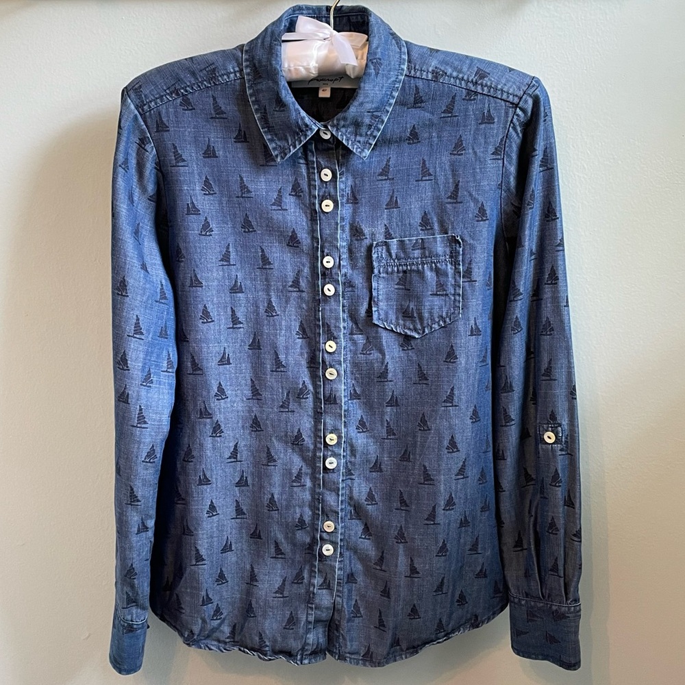 Foxcroft NYC Women’s Button Down Shirt Size SP 4P Chambray Blue Sailboat Print